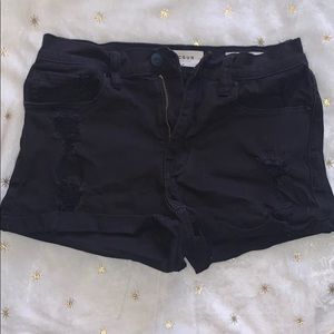 Distressed short shorts